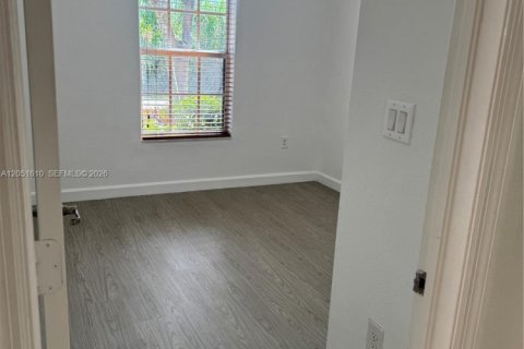 Touwnhouse à louer à Miami, Floride: 4 chambres, 214.79 m2 № 2269530 - photo 13