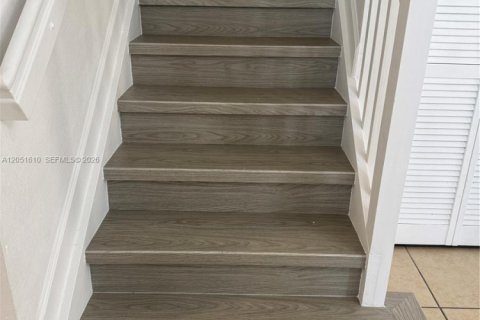 Touwnhouse à louer à Miami, Floride: 4 chambres, 214.79 m2 № 2269530 - photo 16