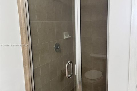 Touwnhouse à louer à Miami, Floride: 4 chambres, 214.79 m2 № 2269530 - photo 15