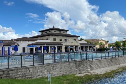 Touwnhouse à louer à Miami, Floride: 4 chambres, 214.79 m2 № 2269530 - photo 2