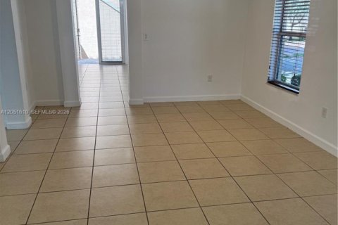 Touwnhouse à louer à Miami, Floride: 4 chambres, 214.79 m2 № 2269530 - photo 7