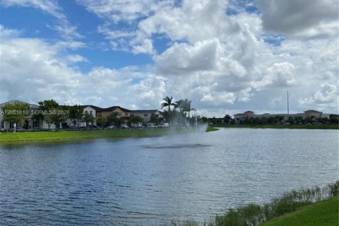 Touwnhouse à louer à Miami, Floride: 4 chambres, 214.79 m2 № 2269530 - photo 3
