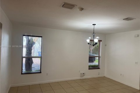 Touwnhouse à louer à Miami, Floride: 4 chambres, 214.79 m2 № 2269530 - photo 10