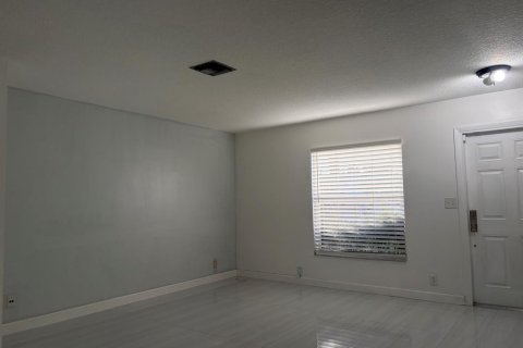 Villa ou maison à louer à North Lauderdale, Floride: 3 chambres, 135.17 m2 № 2353785 - photo 4