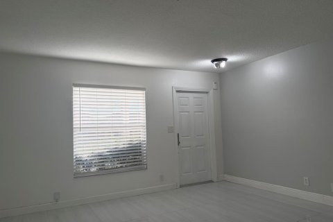 Villa ou maison à louer à North Lauderdale, Floride: 3 chambres, 135.17 m2 № 2353785 - photo 3