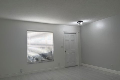 Villa ou maison à louer à North Lauderdale, Floride: 3 chambres, 135.17 m2 № 2353785 - photo 5
