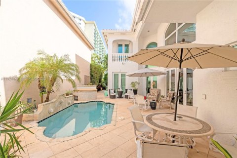 Casa en venta en Sunny Isles Beach, Florida, 5 dormitorios, 310.2 m2 № 1982684 - foto 29