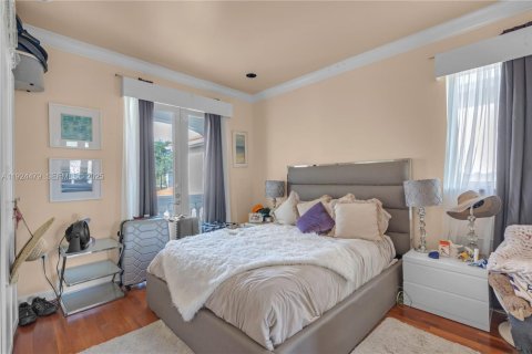 Casa en venta en Sunny Isles Beach, Florida, 5 dormitorios, 310.2 m2 № 1982684 - foto 23