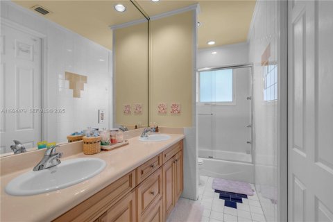 Casa en venta en Sunny Isles Beach, Florida, 5 dormitorios, 310.2 m2 № 1982684 - foto 22
