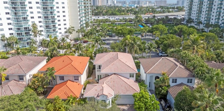 Casa en Sunny Isles Beach, Florida 5 dormitorios, 310.2 m2 № 1982684