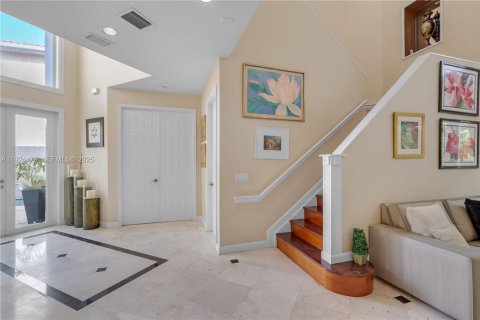 Casa en venta en Sunny Isles Beach, Florida, 5 dormitorios, 310.2 m2 № 1982684 - foto 19