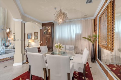 Casa en venta en Sunny Isles Beach, Florida, 5 dormitorios, 310.2 m2 № 1982684 - foto 8
