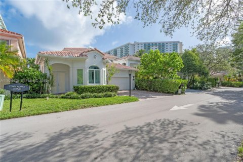 Casa en venta en Sunny Isles Beach, Florida, 5 dormitorios, 310.2 m2 № 1982684 - foto 2