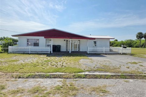 Commercial property in Okeechobee, Florida № 1850599 - photo 1