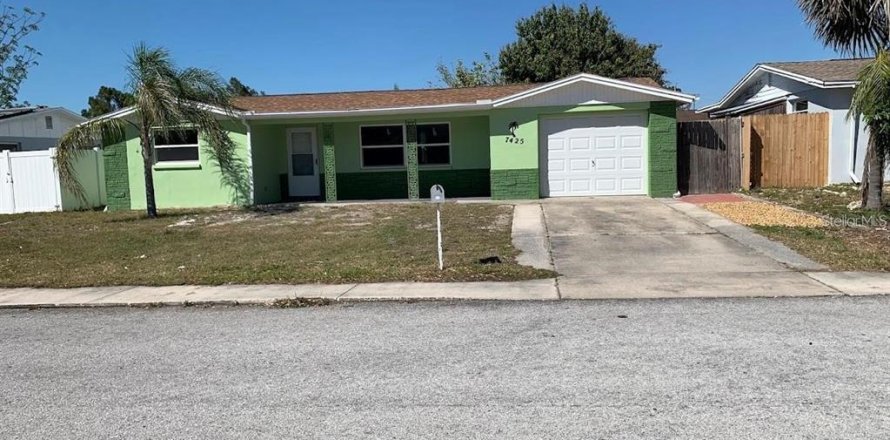 Villa ou maison à Port Richey, Floride 3 chambres, 130.9 m2 № 2410353