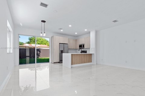 Commercial property in Miami, Florida 163.97 sq.m. № 2010900 - photo 8