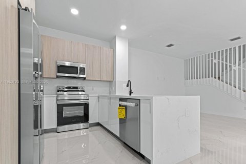 Commercial property in Miami, Florida 163.97 sq.m. № 2010900 - photo 11