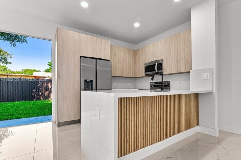 Commercial property in Miami, Florida 163.97 sq.m. № 2010900 - photo 10