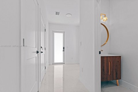 Commercial property in Miami, Florida 163.97 sq.m. № 2010900 - photo 14