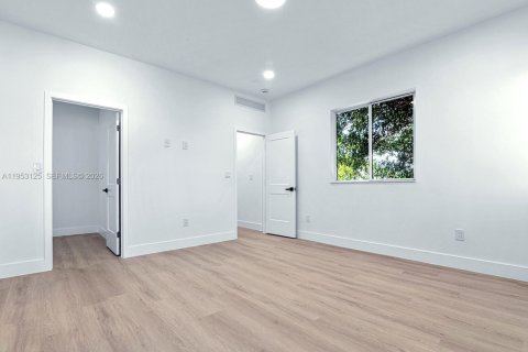 Commercial property in Miami, Florida 163.97 sq.m. № 2010900 - photo 27