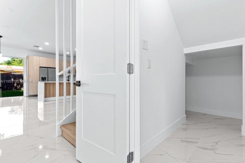 Commercial property in Miami, Florida 163.97 sq.m. № 2010900 - photo 15