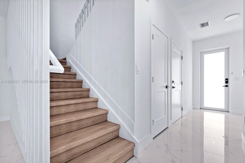 Commercial property in Miami, Florida 163.97 sq.m. № 2010900 - photo 18