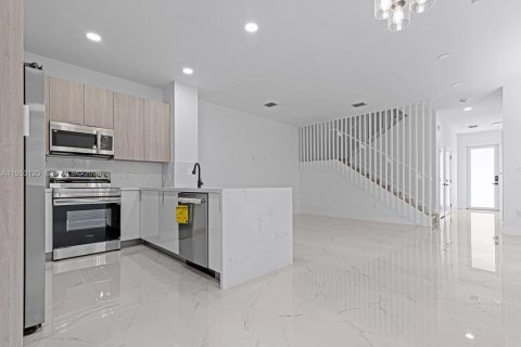 Commercial property in Miami, Florida 163.97 sq.m. № 2010900 - photo 12