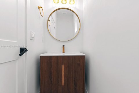 Commercial property in Miami, Florida 163.97 sq.m. № 2010900 - photo 17