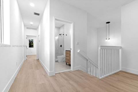 Commercial property in Miami, Florida 163.97 sq.m. № 2010900 - photo 20