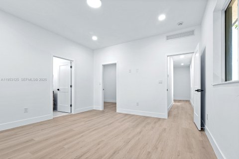 Commercial property in Miami, Florida 163.97 sq.m. № 2010900 - photo 26