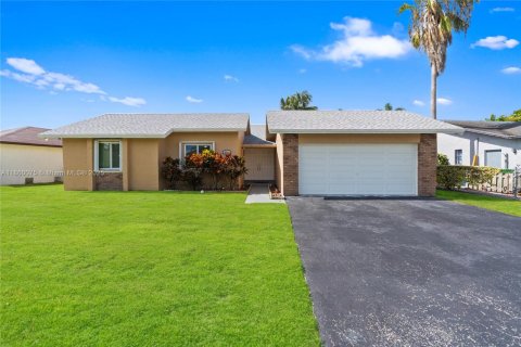 Casa en venta en Sunrise, Florida, 3 dormitorios, 154.5 m2 № 1886562 - foto 1