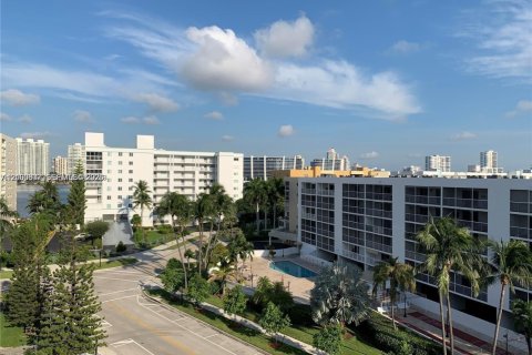 Condo in Sunny Isles Beach, Florida, 2 bedrooms  № 2402453 - photo 14
