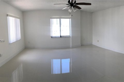 Condo in Sunny Isles Beach, Florida, 2 bedrooms  № 2402453 - photo 7