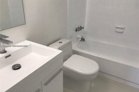Condo in Sunny Isles Beach, Florida, 2 bedrooms  № 2402453 - photo 10