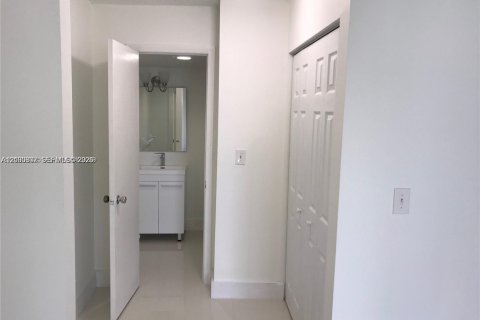 Condo in Sunny Isles Beach, Florida, 2 bedrooms  № 2402453 - photo 9