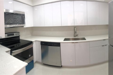 Condo in Sunny Isles Beach, Florida, 2 bedrooms  № 2402453 - photo 5