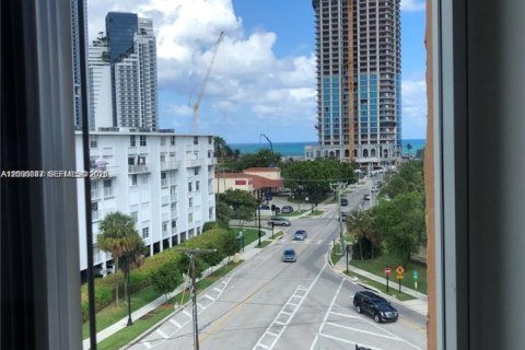 Condo in Sunny Isles Beach, Florida, 2 bedrooms  № 2402453 - photo 3