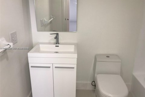 Condo in Sunny Isles Beach, Florida, 2 bedrooms  № 2402453 - photo 12