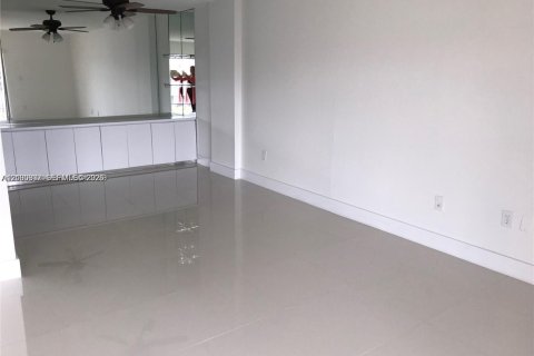 Condo in Sunny Isles Beach, Florida, 2 bedrooms  № 2402453 - photo 13
