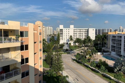 Condo in Sunny Isles Beach, Florida, 2 bedrooms  № 2402453