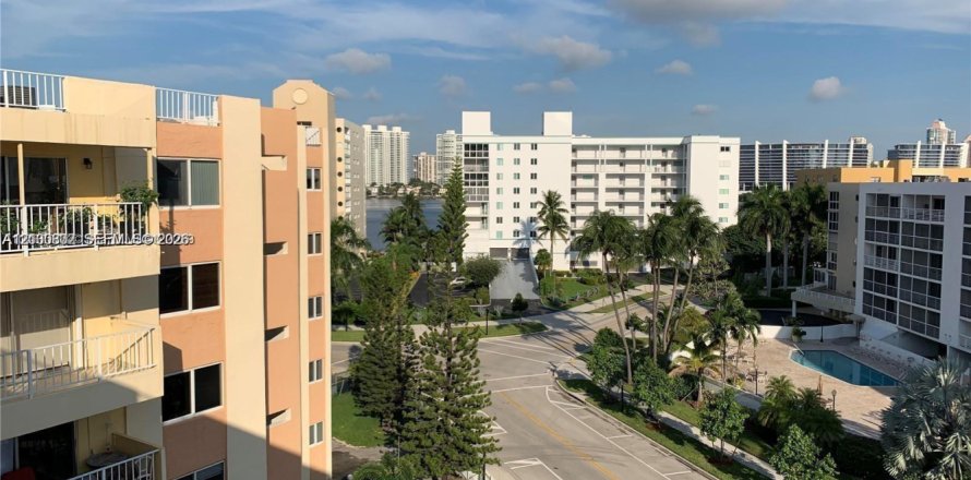 Condo in Sunny Isles Beach, Florida, 2 bedrooms  № 2402453