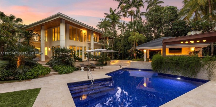 Дом в Корал-Гейблс, Флорида 6 спален, 615.2м2 № 2040683