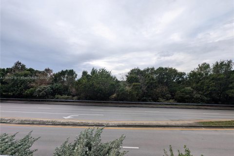 Condo in Doral, Florida, 2 bedrooms  № 1839372 - photo 6
