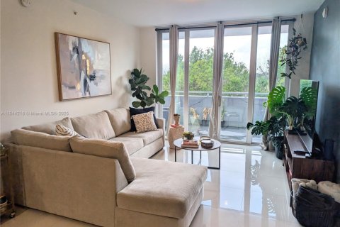 Condo in Doral, Florida, 2 bedrooms  № 1839372 - photo 3