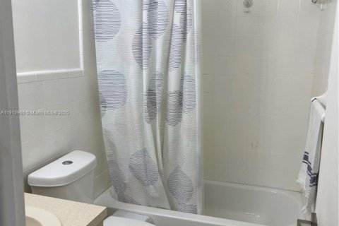 Casa en alquiler en Cutler Bay, Florida, 3 dormitorios, 211.07 m2 № 1969701 - foto 22