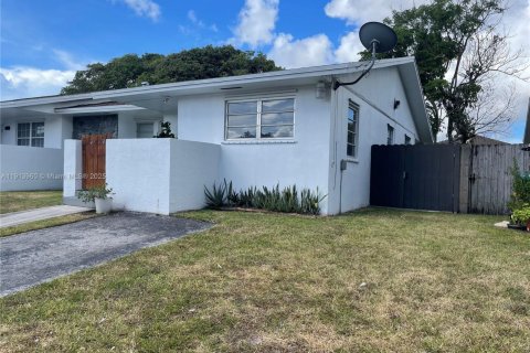 Casa en alquiler en Cutler Bay, Florida, 3 dormitorios, 211.07 m2 № 1969701 - foto 15