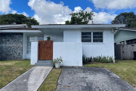 Casa en alquiler en Cutler Bay, Florida, 3 dormitorios, 211.07 m2 № 1969701 - foto 1