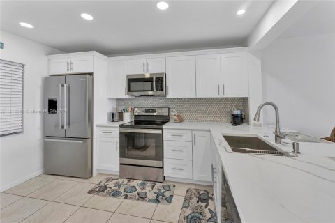 Condo in Jensen Beach, Florida, 2 bedrooms  № 1796461 - photo 9