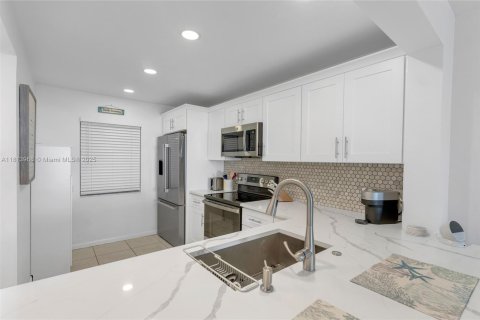 Condo in Jensen Beach, Florida, 2 bedrooms  № 1796461 - photo 12