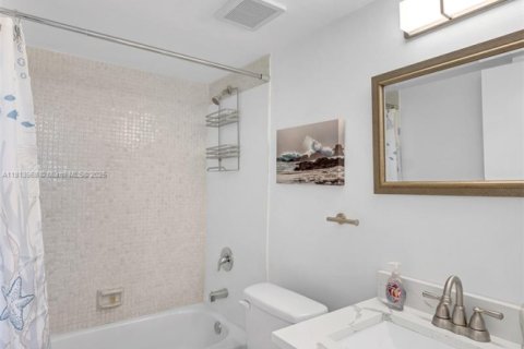 Condo in Jensen Beach, Florida, 2 bedrooms  № 1796461 - photo 18